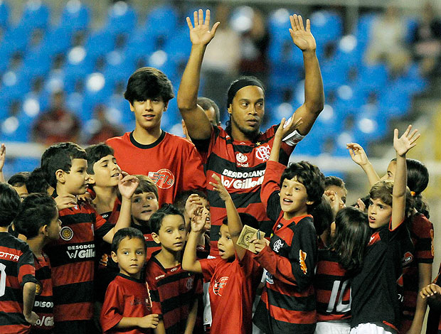 https://miks.no.comunidades.net/imagens/ronaldinho_entrada_vip_60.jpg